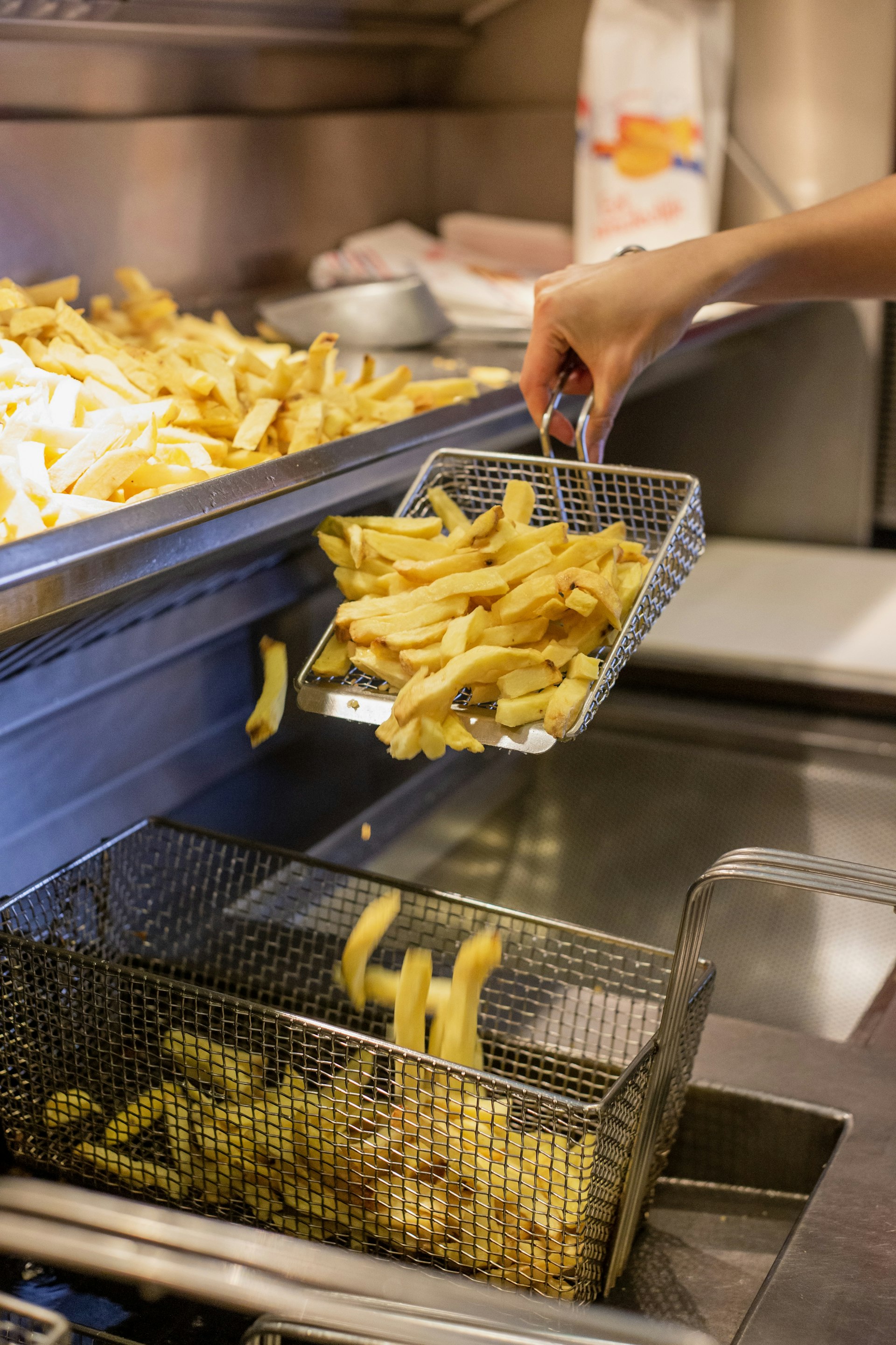 Panier de frites qui sort du bain