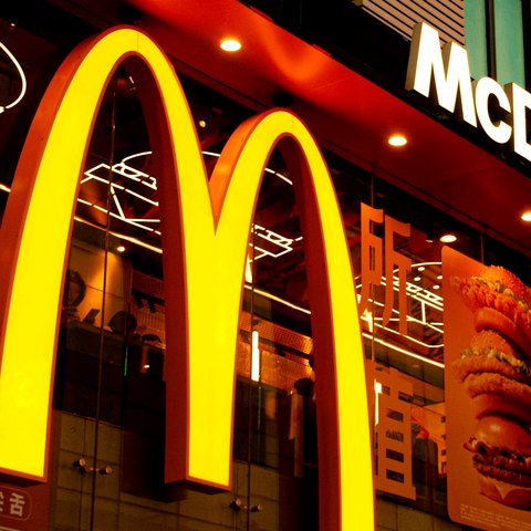 Façade d’un restaurant McDonald’s aux arches allumées