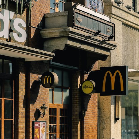 Façade d’un restaurant McDonald’s, de jour